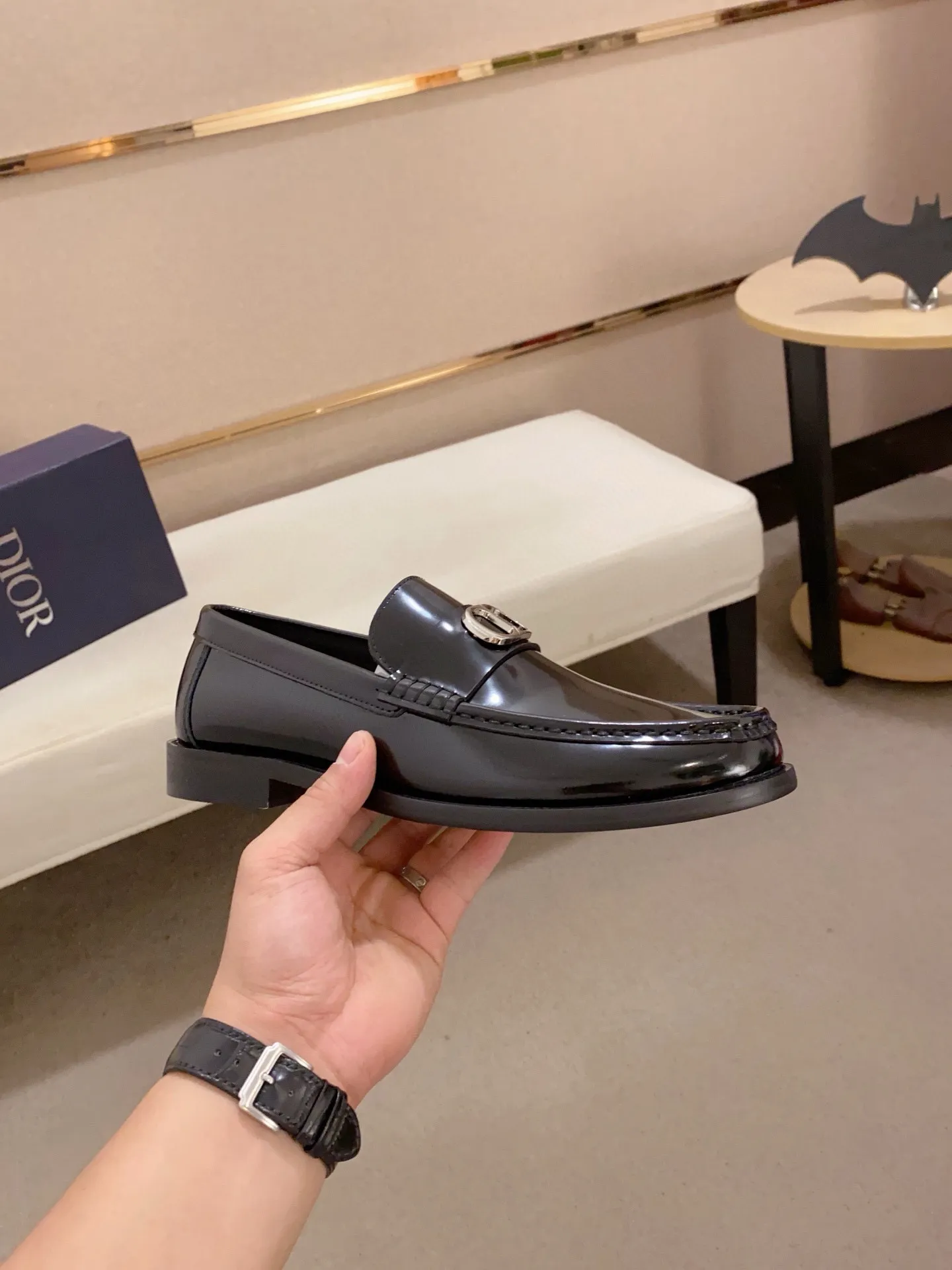 Men's shoes 💰: 560💰 High-end version of Dior Dior's new series. Famous actors and internet celebrities wear super popular designs. The sculptures of French artist Niki de Saint Phalle are designed as rings. Material: Imported original material ➕Painted cowhide Foot pads: cowhide Outsole: Rubber outsole Men's shoe size: 38~44 Can be customized to size 45